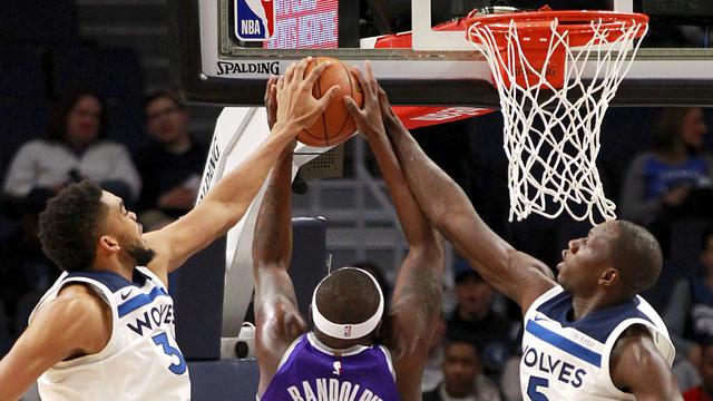 Karl-Anthony Towns memblok tembakan Zach Randolph (AP)