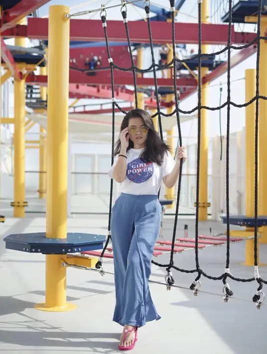 Nah, di penampilannya kali ini Marsha juga berhasil membuat tubuhnya terlihat lebih tinggi. Ia hanya memakai celana kulot model cutbray di bagian bawah dan dipadukan dengan Tees berwarna putih. (Instagram/aruanmarsha)