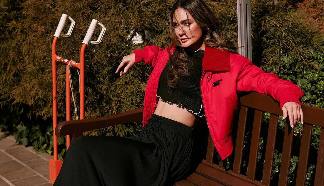 Padu pada outfit hitam dan merah. Cropped top dan rok hitam, dipadu jaket merah yang kontras namun terlihat pas ketika dikenakan Luna Maya. [Foto: Instagram/lunamaya]