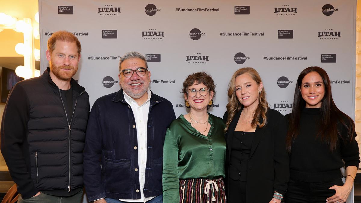 Gaya Simpel Meghan Markle dan Pangeran Harry Saat Muncul Bersama di Festival Film Sundance