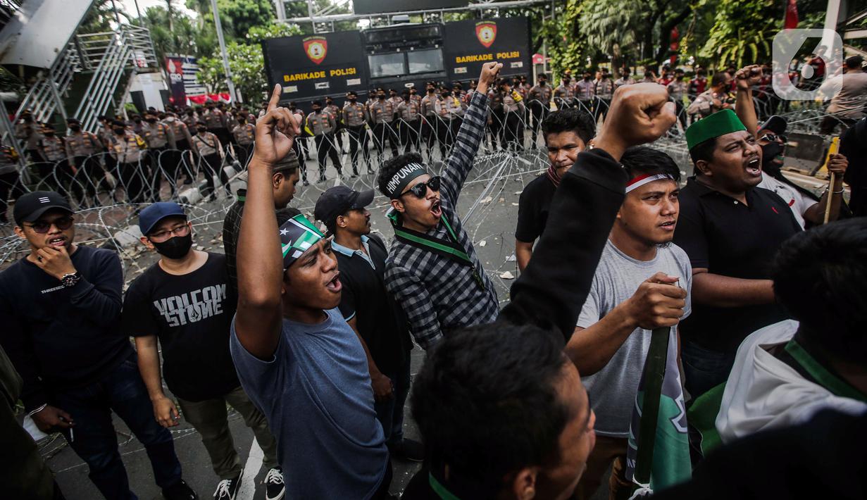 Sejumlah massa yang tergabung dalam Himpunan Mahasiswa Islam (HMI) menggelar aksi di depan Patung Kuda, Jakarta, Senin (29/8/2022). Mereka menolak rencana pemerintah untuk menaikkan harga BBM bersubsidi karena akan mengorbankan kondisi ekonomi rakyat, terutama masyarakat kelas menengah ke bawah dan pelaku Usaha Mikro Kecil Menengah (UMKM), yang belum sepenuhnya pulih akibat terpaan pandemi COVID-19. (Liputan6.com/Faizal Fanani)