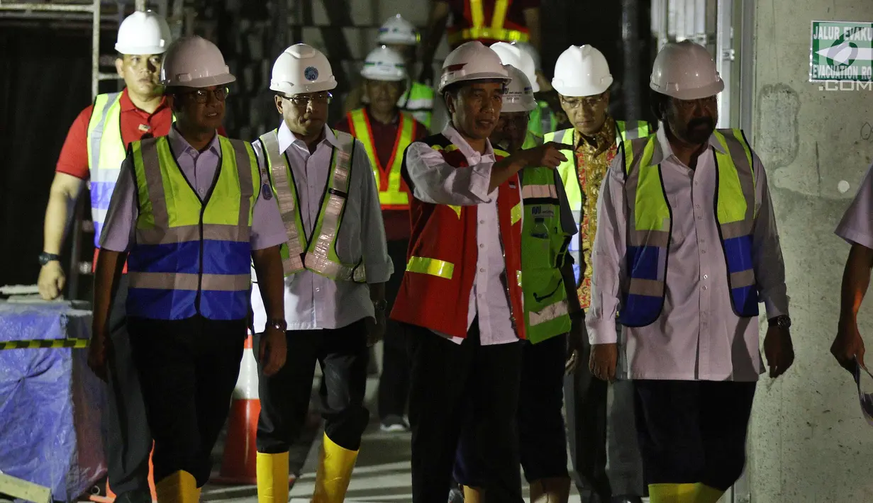 Presiden Joko Widodo didampingi Gubernur DKI Jakarta Anies Baswedan, Ketum Partai Nasdem Surya Paloh dan Menhub Budi Karya Sumadi meninjau proyek terowongan bawah tanah MRT, fase 1 di Bundaran HI, Jakarta, Rabu (7/3). (Liputan6.com/Johan Tallo)