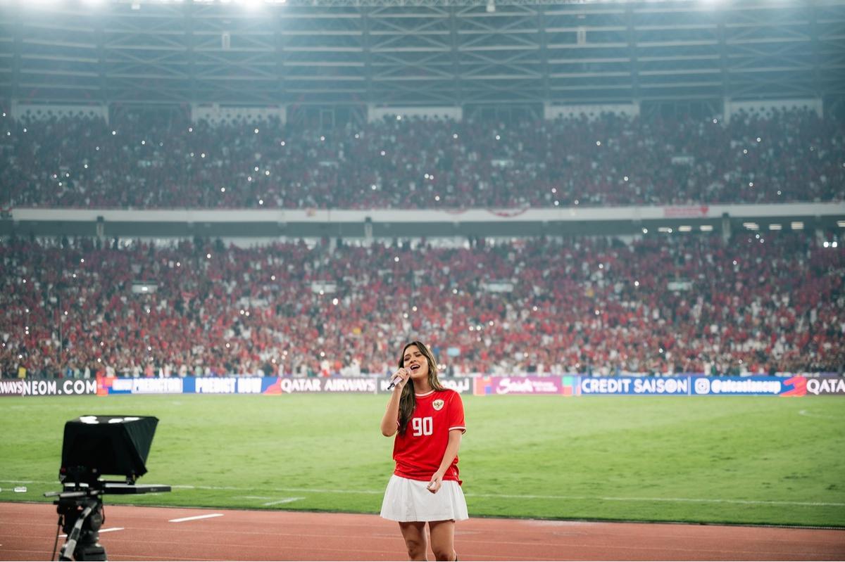 Foto Jadul Raisa Nonton Timnas Indonesia di Stadion