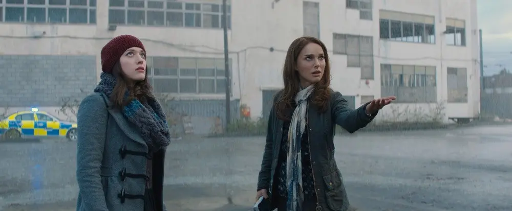 Natalie Portman dan Darcy Lewis dalam film Thor. (Brain Knows Better)