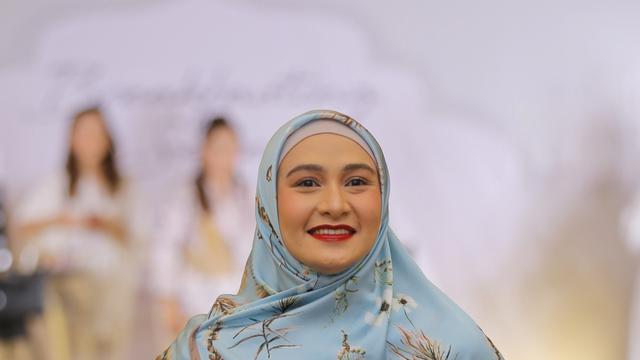 Artis Artis Ini Ikut Memperagakan Busana Ramadan Rancangan Luna Maya Ramadan Liputan6 Com
