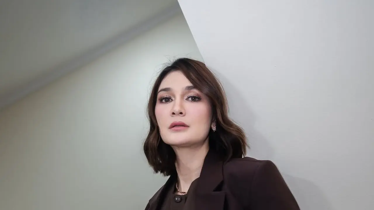 Pesona Luna Maya dalam Balutan Blazer Cokelat, Aura Lady Boss yang Tak Terbantahkan