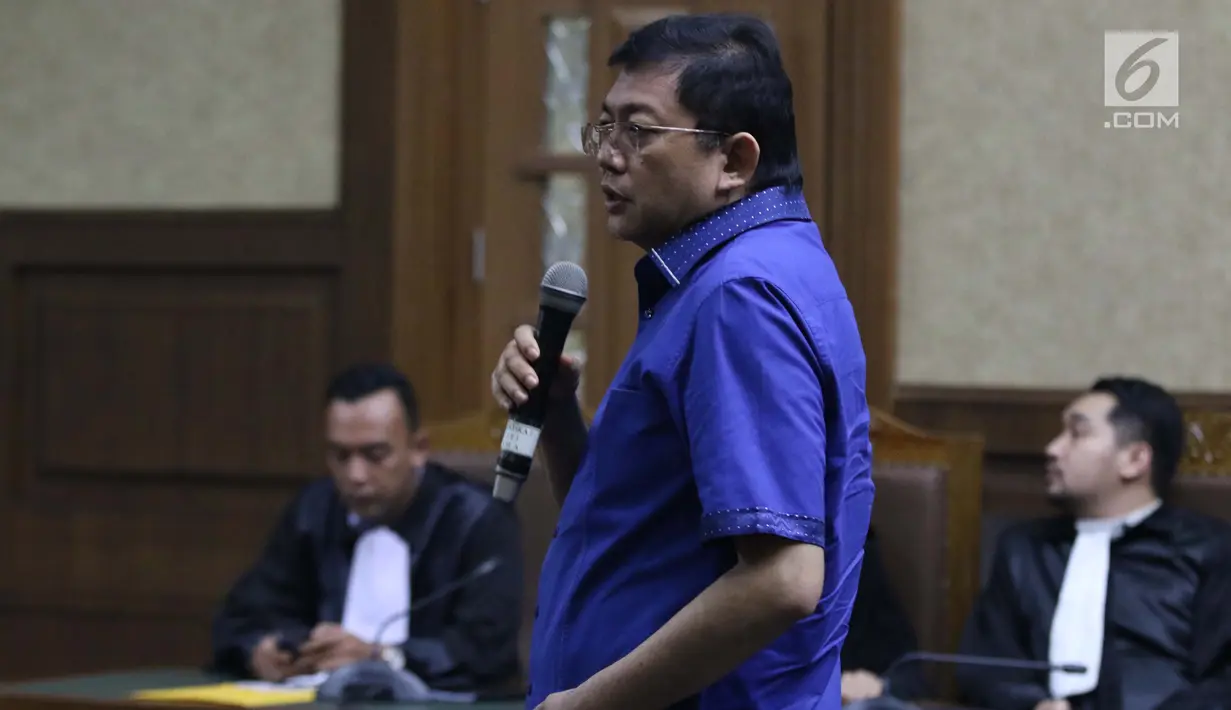 Terdakwa perintangan proses penyidikan KPK, Lucas saat menjalani sidang putusan di Pengadilan Tipikor, Jakarta, Rabu (20/3). Majelis Hakim menyebut Lucas terbukti bersalah merintangi penyidikan KPK atas kasus Eddy Sindoro.(Liputan6.com/Helmi Fithriansyah)