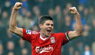 5. Steven Gerrard (Liverpool) – Pria asal Inggris ini merupakan gelandang yang mempunyai tendangan keras dan terukur. Meski gagal meraih gelar Liga Inggris tapi dia berhasil mempersembahkan gelar Liga Champions untuk Liverpool. (AFP/Paul ELlis)