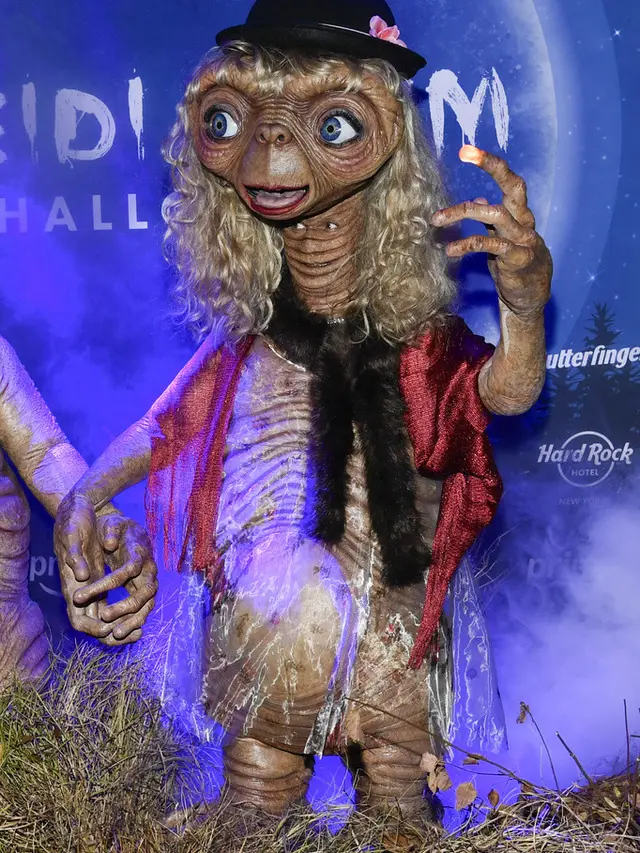 Kostum Halloween Heidi Klum tahun 2024, jadi alien film E.T. (Evan Agostini/Invision/AP)