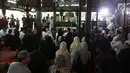 Sejumlah orang melayat Ibunda Susilo Bambang Yudhoyono (SBY), Siti Habibah, di pendopo Puri Cikeas, Bogor, Jawa Barat, Sabtu (31/8/2019) Ibunda SBY meninggal pada Jumat (30/8) di RS Mitra Keluarga Cibubur dan akan dimakamkan pada Sabtu ini di TPU Tanah Kusir. (Liputan6.com/Herman Zakharia)