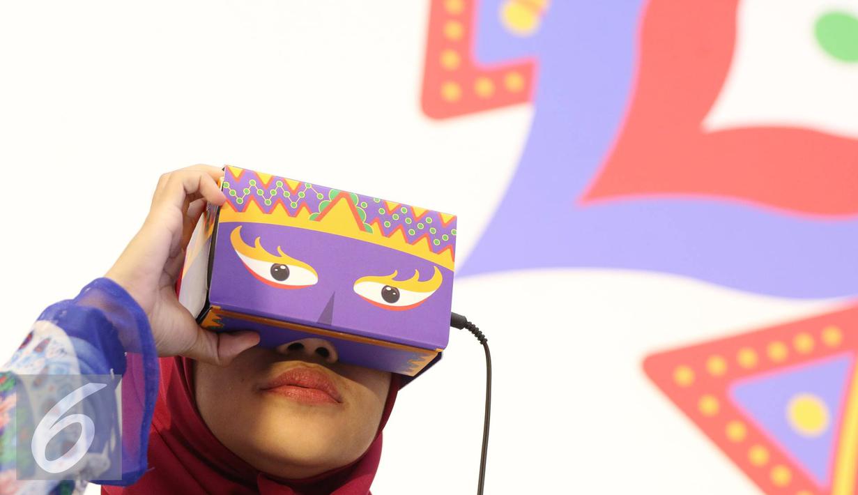 Pengunjung menikmati Google Cardboard saat peluncuran Art Camera dan Google Cardboard di Museum Nasional, Jakarta, Kamis (27/10). (Liputan6.com/Immanuel Antonius)