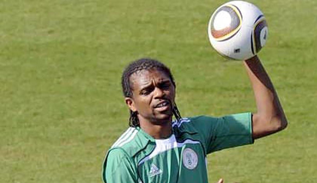 Striker Nigeria, Nwankwo Kanu berlatih di Richads Bay, pada 8 Juni 2010. Nigeria menghadapi Argentina pada partai pertama Grup B PD 2010. AFP PHOTO/JAVIER SORIANO