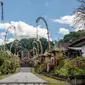 Penjor menghiasi jalan Desa Penglipuran di Bali. (dok. Kemenparekraf)