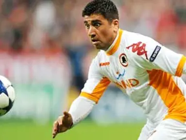 Aksi gelandang AS Roma David Pizarro di laga penyisihan Grup E Liga Champions melawan Bayern Muenchen di Allianz Arena, 15 September 2010. Roma kalah 0-2. AFP PHOTO / CHRISTOF STACHE 