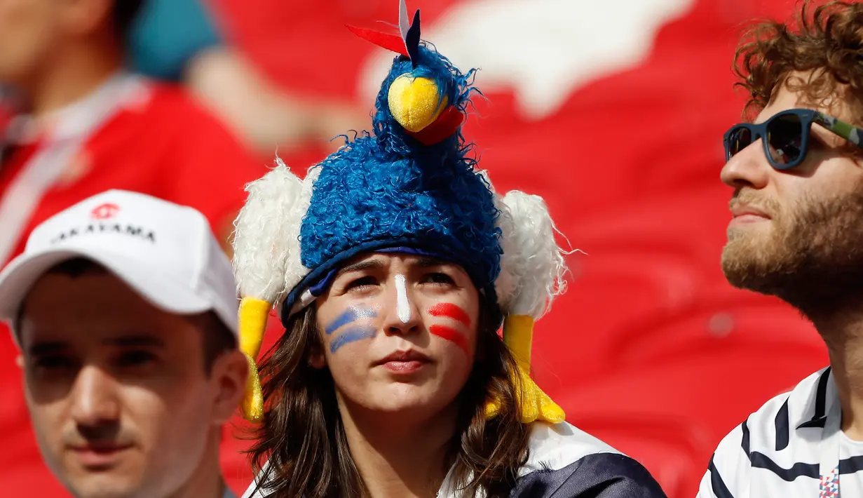 Suporter wanita Prancis menunggu pertandingan antara Prancis melawan Argentina pada 16 besar Piala Dunia 2018 di Kazan Arena di Kazan, Rusia, (30/6). Prancis berhasil mengalahkan Argentina 4-3 dan melaju ke babak 8 Besar. (AP Photo/Frank Augstein)
