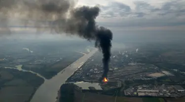 Asap hitam membumbung tinggi menyusul ledakan dan kebakaran yang melanda pabrik bahan kimia raksasa di Jerman, BASF, di Kota Ludwigshafen, Senin (17/10). Setidaknya dua orang pekerja tewas dan enam terluka parah dalam ledakan itu (Ulli ZIEGENFUSS/DPA/AFP)