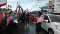 Aksi Solidaritas Emak-Emak di Kendari untuk Muslim Palestina. (Liputan6.com/Ahmad Akbar Fua)