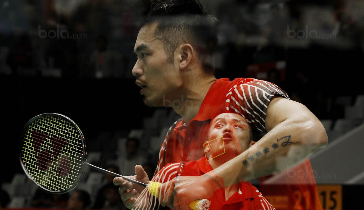 Tunggal putera Cina, Lin Dan, saat melawan wakil Thailand, Kantaphon Wangcharoen, pada laga Indonesia Masters 2018 di Istora Senayan, Rabu (24/1/2018). Lin Dan takluk 21-15 21-19. (Bola.com/M Iqbal Ichsan)