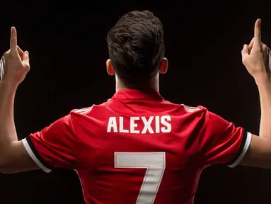 Alexis Sanchez memilih menggunakan jersey keramat bernomor punggung tujuh di Manchester United saat tiba di Old Trafford. (Bola.com/manutd.com)