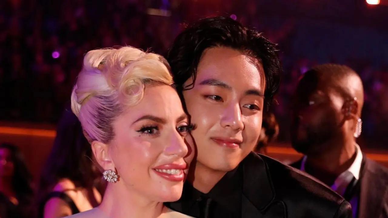 Transformasi Gaun Lady Gaga di Grammy 2022, Ada Momen Dipeluk V BTS