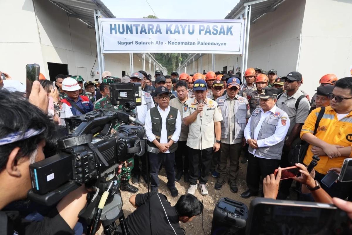 Mendagri Tito Karnavian saat meninjau pembangunan Hunian Sementara (Huntara)