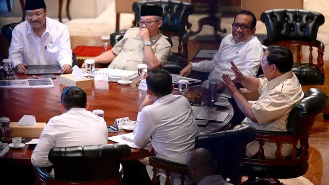 Menteri Sosial Saifullah Yusuf (Gus Ipul) melaporkan perkembangan Sekolah Rakyat dalam Rapat Terbatas bersama Presiden Prabowo di Padepokan Garuda Yaksa, Hambalang pada Senin (23/06/2025). (Foto Dok: BPMI Setpres)