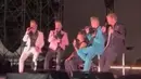 Sissy Prescillia, duduk di tengah antara para personel Westlife. Ia ikut bernyanyi bersama. (Foto: Instagram/@sysiio)