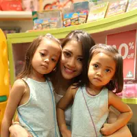 Ririn mengaku melakukan kegiatan ekstrim dengan menjaga ke-2 anaknya dan memperbanyak kegiatan bersama anaknya. .  (Nurwahyunan/Bintang.com)