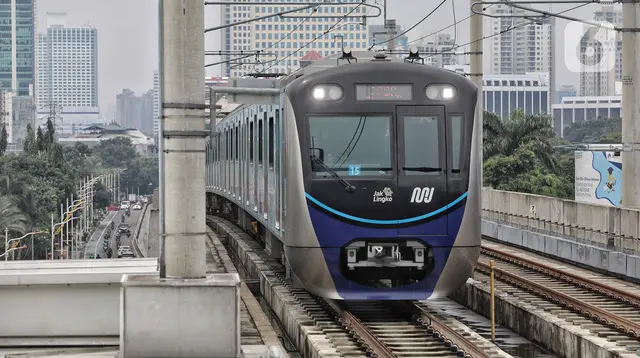 Rangkaian kereta MRT melintas menuju stasiun di Jakarta, Kamis (20/10/2022). Selama 2022, perseroan menargetkan volume penumpan bisa mencapai rata-rata harian menyentuh 40.000 orang per hari. (Liputan6.com/Angga Yuniar)