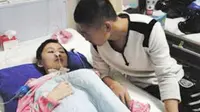 Meski Putus, Pria Ini Terus Rawat Mantannya yang Koma 8 Bulan