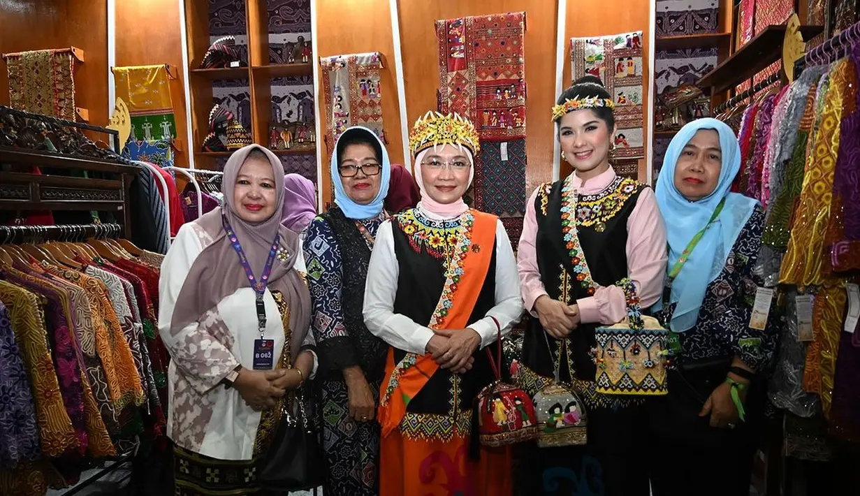 Atasan pun dipadukan rok panjang hitam dengan motif Dayak warna biru. Ia pun membawa sling bag yang dihiasi beads seperti khas Dayak. [@annisayudhoyono].