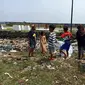 Sejumlah anak memungut dan memilah sampah dari tempat pembuangan sampah liar di Muara Baru, Jakarta Utara. (dok. Liputan6.com/Dinny Mutiah)