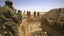 Tentara pemerintah Sudan bersiap menghancurkan senjata-senjata api milik warga sipil saat akan dihancurkan di Hajar Al Asal di Negara Bagian Sungai Nil, Sudan (29/9/2020). (AFP/Ashraf Shazly)