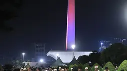 Massa salat bersama saat mengikuti acara Munajat dan Maulid Akbar 2019 #ReuniMujahid212 di kawasan Monas, Jakarta, Senin (2/12/2019). Dalam acara tersebut, massa turut mendoakan agar Imam Besar FPI Rizieq Shihab segera dipulangkan. (Liputan6.com/Herman Zakharia)