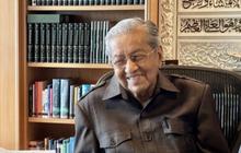 Mahathir Mohamad Dilarikan ke Rumah Sakit Usai Terjatuh di Rumah