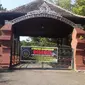 Sekelompok orang yang berasal dari Santana Kesultanan Cirebon, menyegel gerbang Keraton Kasepuhan Cirebon, Selasa (17/8/2021). (Liputan6.com/ Panji Prayitno)