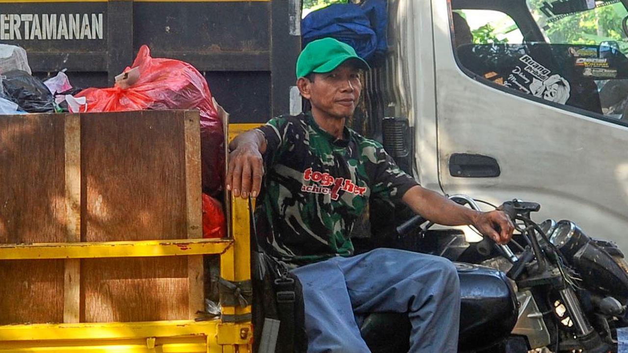 Berbagai jenis kendaraan pengangkut sampah mengantre di TPA Cipayung dimulai dari kendaraan roda tiga, mobil boks hingga truk besar menunggu giliran untuk membuang sampah.