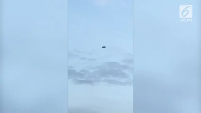 Seorang wanita merekam benda asing yang diyakini UFO terbang di langit Victoria, Australia.