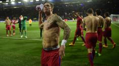 Striker Atletico Madrid, Fernando Torres, merayakan kemenangan atas Leicester pada laga leg kedua Liga Champions di Stadion King Power, Inggris, Selasa (18/4/2017). Meski imbang 1-1, Atletico lolos ke semifinal dengan agregat 2-1. (AFP/Miguel Riopa)