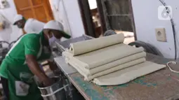 Pekerja membuat Mi Karya Abadi di industri rumahan, Ciledug, Tangerang, Minggu (6/9/2020). Dalam satu hari, pabrik milik Samino ini bisa memproduksi hingga 1,5 ton mi, namun saat pandemi seperti sekarang hanya memproduksi 1 ton saja. (Liputan6.com/Angga Yuniar)