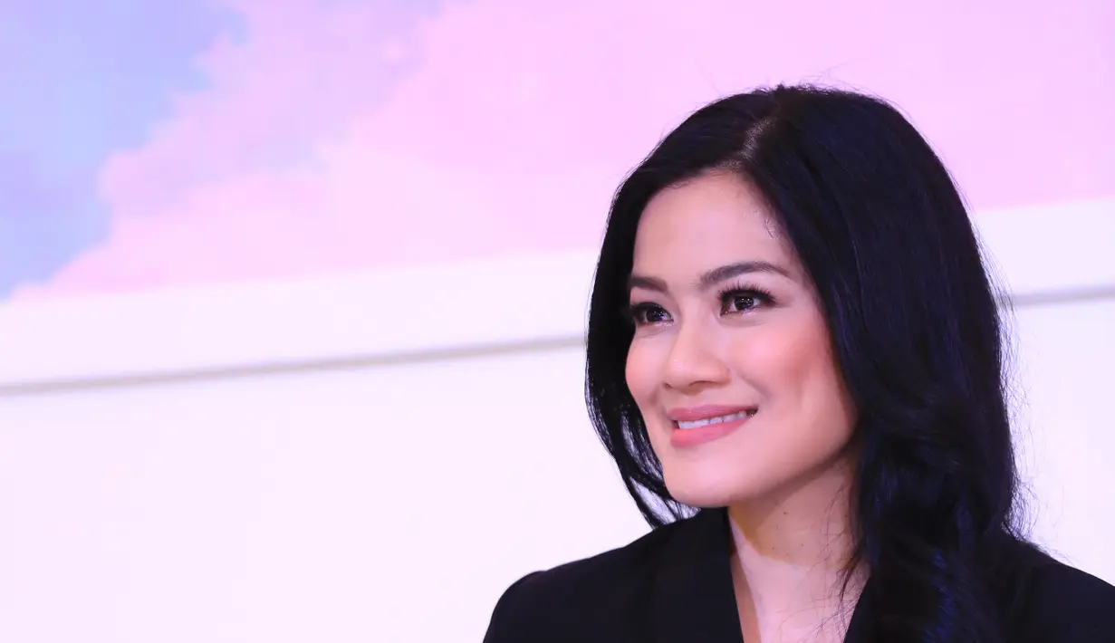 “Sebenarnya simple aja si, yang pasti kita harus hidup bahagia dan bersyukur dengan apa yang kita miliki," ujar Titi Kamal, Minggu (5/2/2017) di Mall Kota Kasablanka, Jakarta Selatan. (Adrian Putra/Bintang.com)