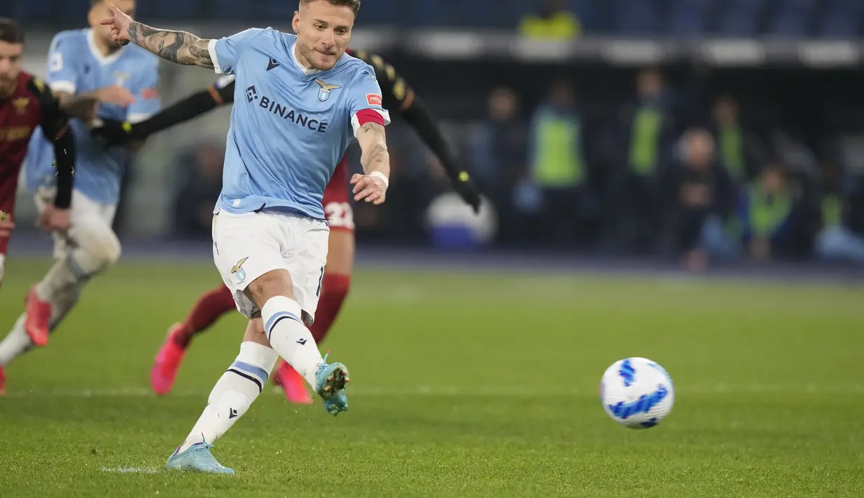 Penyerang Lazio, Ciro Immobile saat mencetak gol lewat titik penalti ke gawang Venezia pada pertandingan Liga Serie A Italia di Stadion Olimpiade Roma, di Roma, Italia, Selasa (15/3/2022). Hasil tersebut membawa Lazio naik ke posisi lima klasemen dengan 49 poin. (AP Photo/Andrew Medichini)