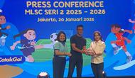 Program Director MilkLife Soccer Challenge, Teddy Tjahjono (tengah), diapit Vanessa Ingrid Pamela selaku Group Brand Head Dairy PT Global Dairi Alami dan Merlin selaku Direktur PT Bayan Resources Tbk, dalam konferensi pers digelarnya putaran kedua MillkLife Soccer Challenge (MLSC) 2025/2026. (Bola.com/Benediktus Gerendo Pradigdo)