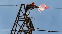 Wakil Gubernur Jawa Timur Emil Elistianto Dardak meminta masyarakat untuk tidak bermain layang-layang dan balon udara di dekat jaringan listrik milik PT PLN (Persero).