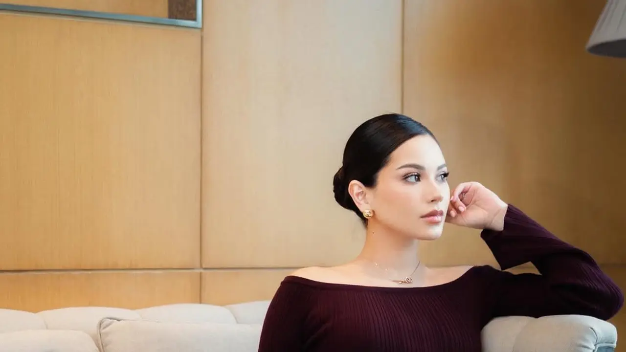 Sebentar Lagi Jadi Ibu, Alyssa Daguise Tampil Anggun dalam Balutan Dress Plum yang Elegan