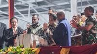 Wakil Menteri Agraria dan Tata Ruang/Badan Pertanahan Nasional (ATR/BPN) Raja Juli Antoni membuka secara resmi rangkaian acara Perayaan Paskah Nasional yang diadakan di GOR Sanggeng Manokwari, Provinsi Papua Barat. (Foto: Istimewa).
