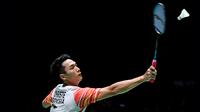 Tunggal putra Indonesia, Jonatan Christie berupaya mengembalikan kok ke tunggal putra Denmark, Anders Antonsen pada babak perempat final Jepang Terbuka 2019 di Tokyo, Jumat (26/7/2019). Jonatan Christie lolos ke semifinal setelah menang dua gim langsung 21-12, 21-14. (TOSHIFUMI KITAMURA/AFP)