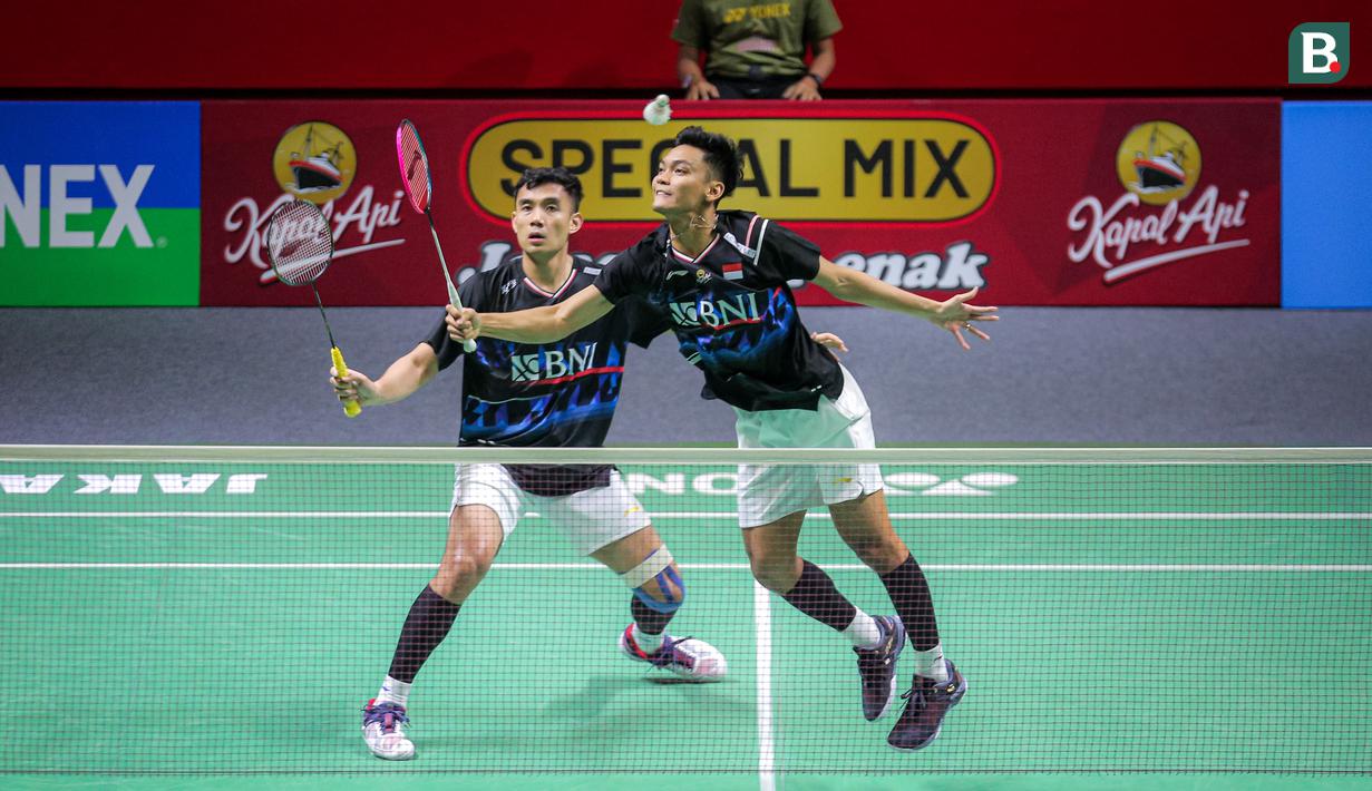 Pebulu tangkis ganda putra Indonesia, Bagas Maulana/Muhammad Shohibul Fikri berusaha mengembalikan kok ke arah pasangan Denmark, Kim Astrup/Anders Skaarup Rasmussen pada babak perempat final Indonesia Open 2024 di Istora Senayan, Jakarta, Jumat (07/06/2024). (Bola.com/Bagaskara Lazuardi)