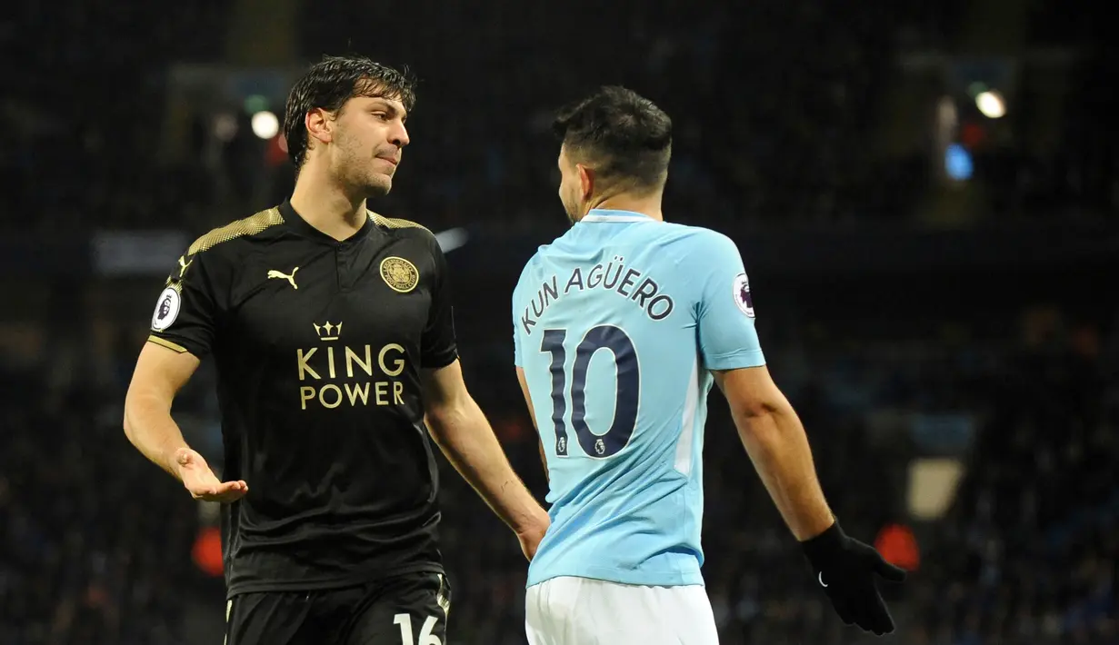 Pemain Manchester City, Sergio Aguero (kanan) berbicara dengan Aleksandar Dragovic dari Leicester di Stadion Etihad, Manchester, Inggris, Sabtu (10/2).  Kemenangan Citizens mengukuhkannya di puncak klasemen sementara Premier League. (AP Photo/Rui Vieira)
