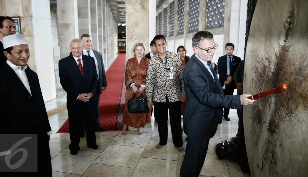 Menteri Luar Negeri Republik Ceko, Lubomir Zaoralek (kanan) saat mengunjungi ke Masjid Istiqlal, Jakarta, (26/2). Lubomir Zaoralek berkunjung ke beberapa tempat ibadah seperti Gereja Kathedral dan Masjid Istiqlal. (Liputan6.com/Faizal Fanani)